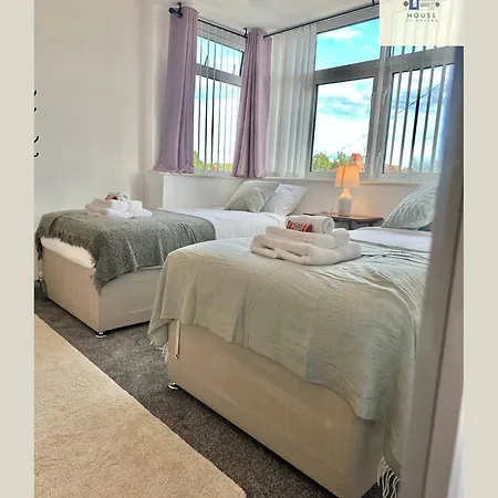 Leeds Carnival Comfort 4br House